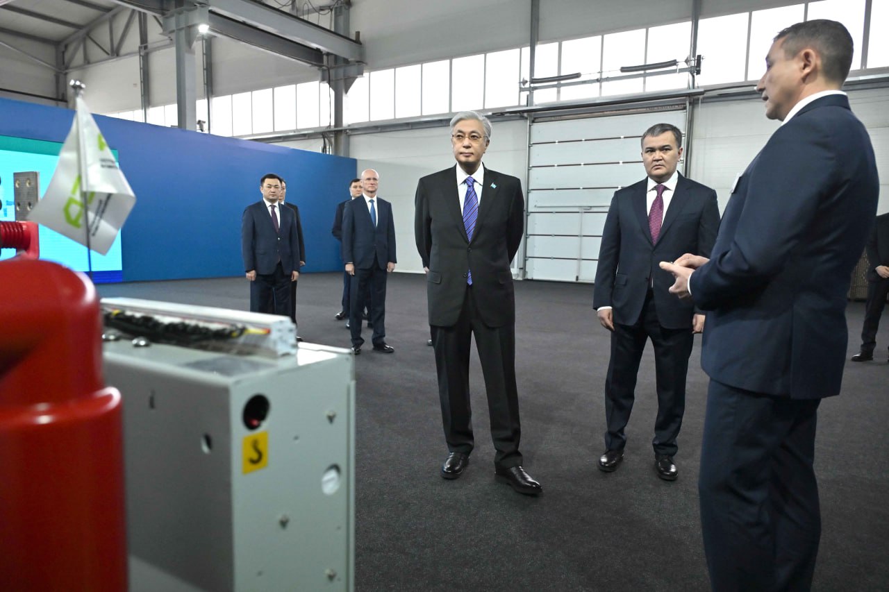Токаев осмотрел выставку предприятий обрабатывающей промышленности