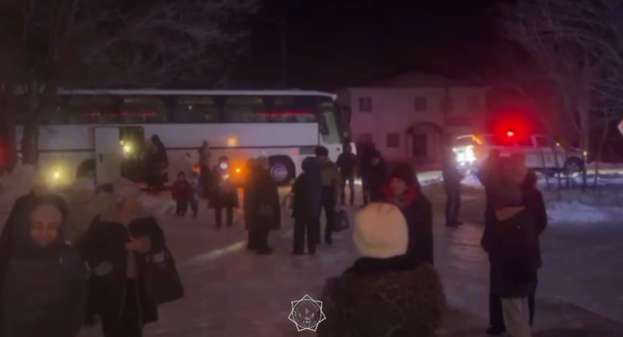 Спасатели эвакуировали 35 человек с трассы в Абайской области