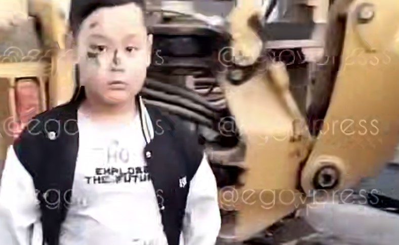 Мальчик на экскаваторе выкопал яму на тротуаре в Шымкенте