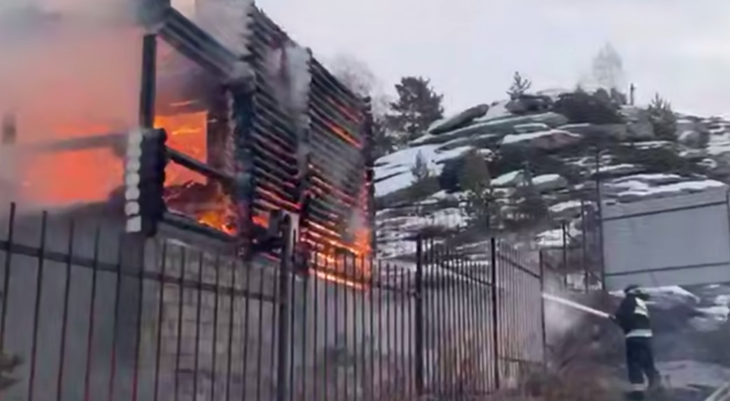 Два горящих дома потушили в ВКО