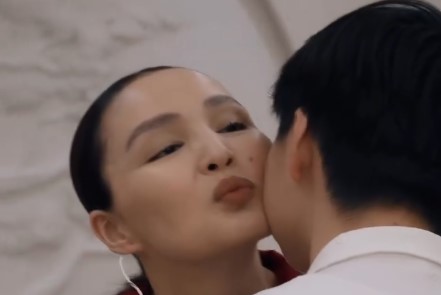 Жулдыз Абдукаримову завалили вопросами после ее новогоднего поздравления