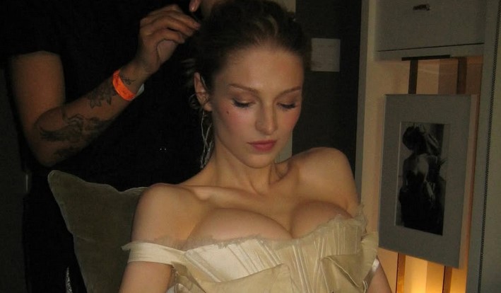 Эмма Коррин и Хантер Шафер сыграют в новом фильме ужасов