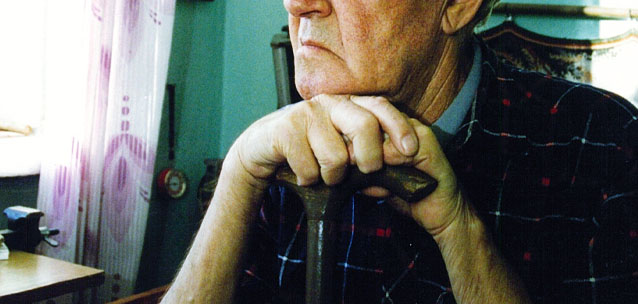 Старичок забил палкой свою супругу за то, что она не прополола огород