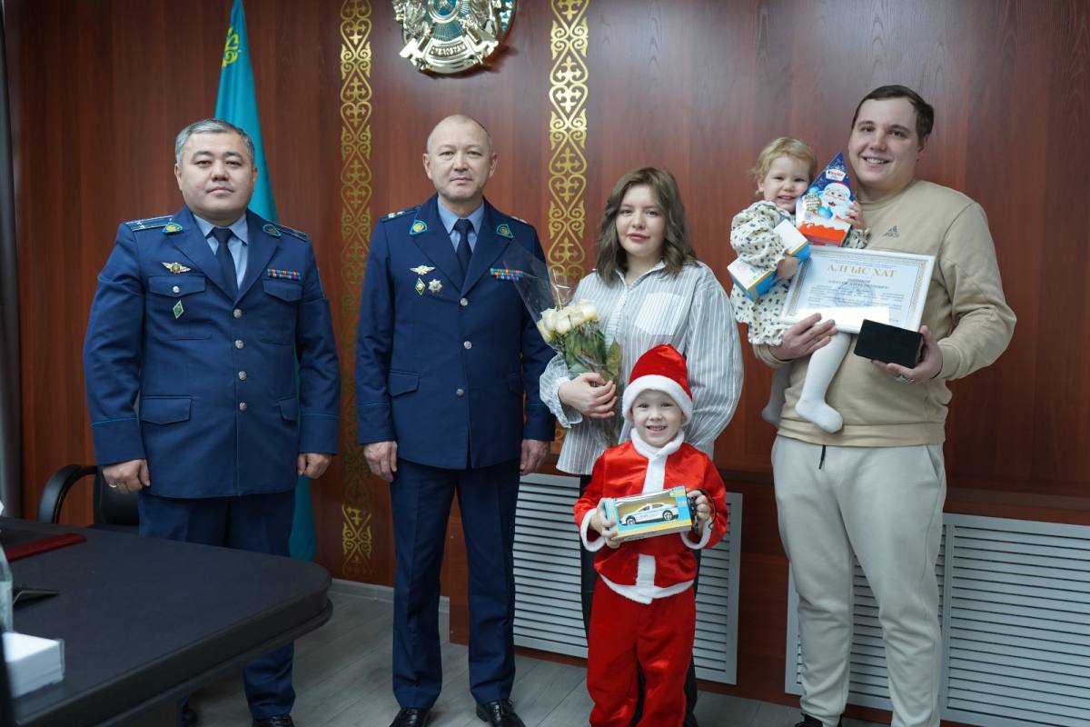 Таксиста, спасшего пенсионерку от мошенников, наградили в Павлодарской области