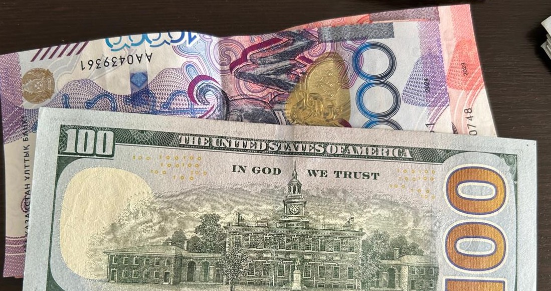 Рекордные 499 тенге за доллар: Нацбанк считает, это его заслуга