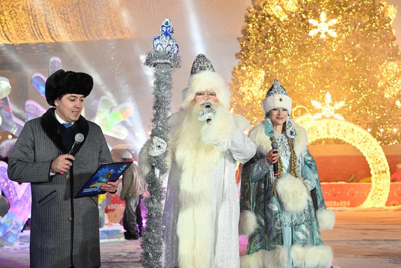 Главную елку зажгли в Алматы