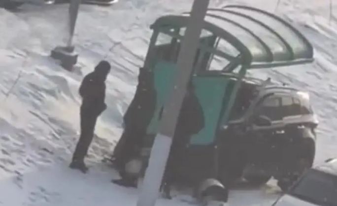 В Караганде на остановке сбили женщину