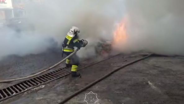 В Шымкенте огнеборцы МЧС оперативно потушили горящий автомобиль