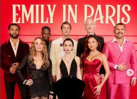 Netflix продлил «Эмили в Париже» на шестой сезон