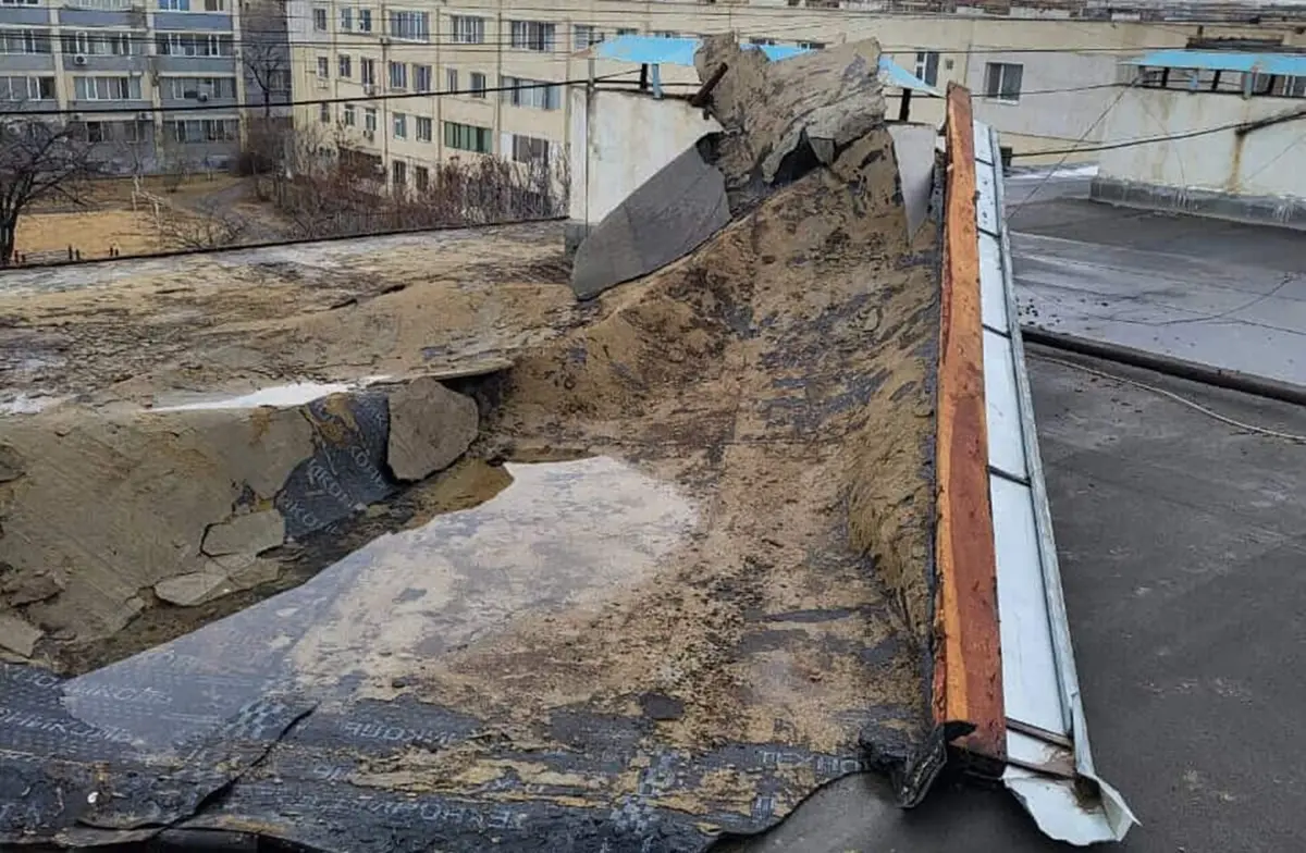 Сносит крышу: как жители Актау остались один на один с протекающей кровлей