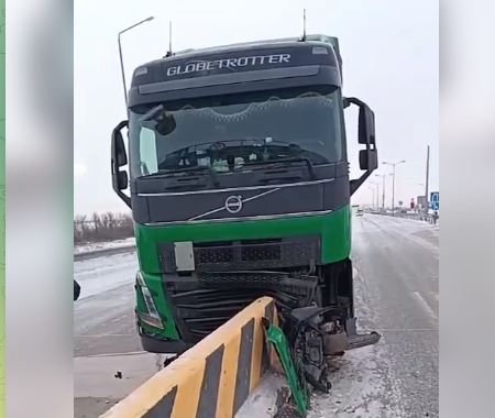 Грузовик врезался в ограждение на пункте взимания платы «Астана»