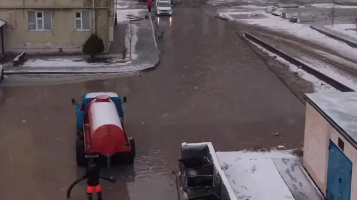 Актау под водой: ассенизаторы и мотопомпы чистят город в ночную смену