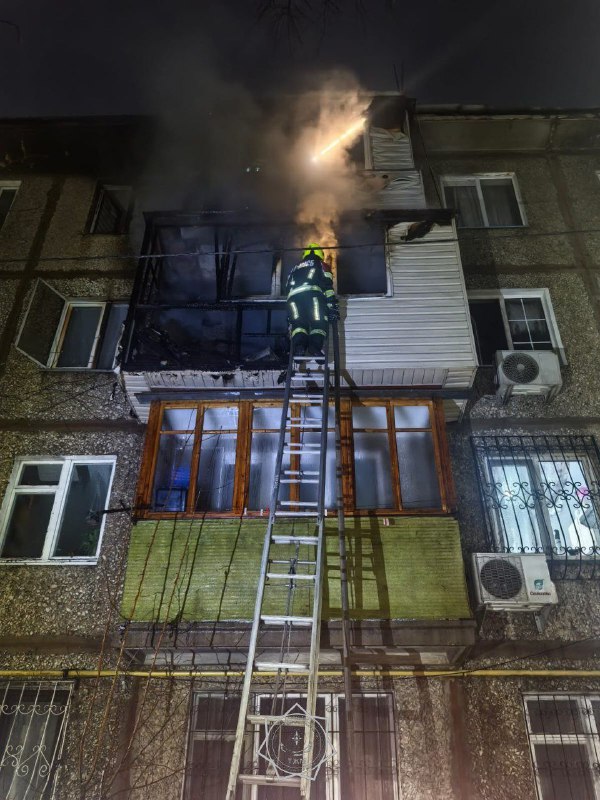 В Алматы в пятиэтажном жилом доме горел балкон