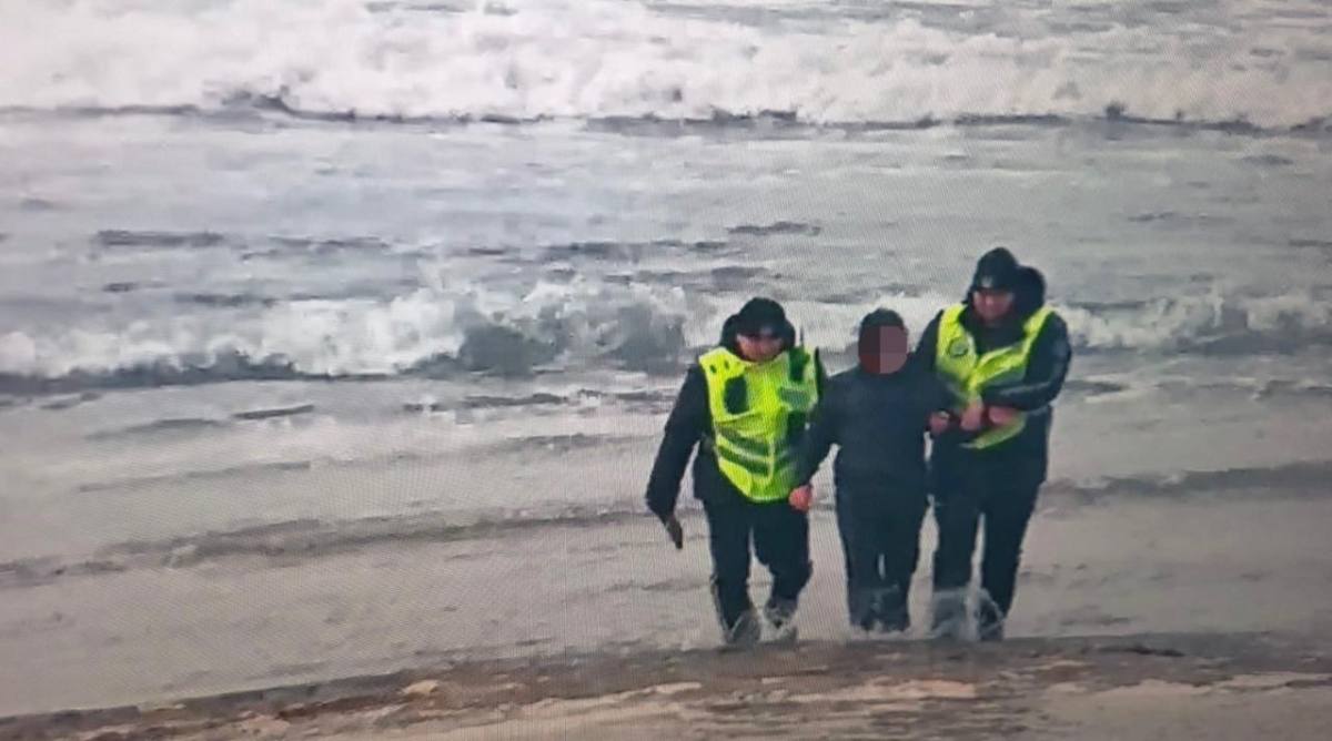 В Актау полицейские спасли тонущего подростка