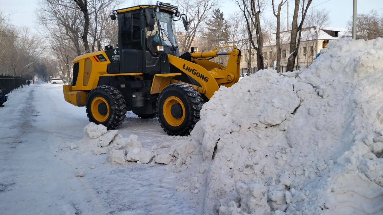 В столице на уборку снега вышло более 1,2 тысячи единиц спецтехники