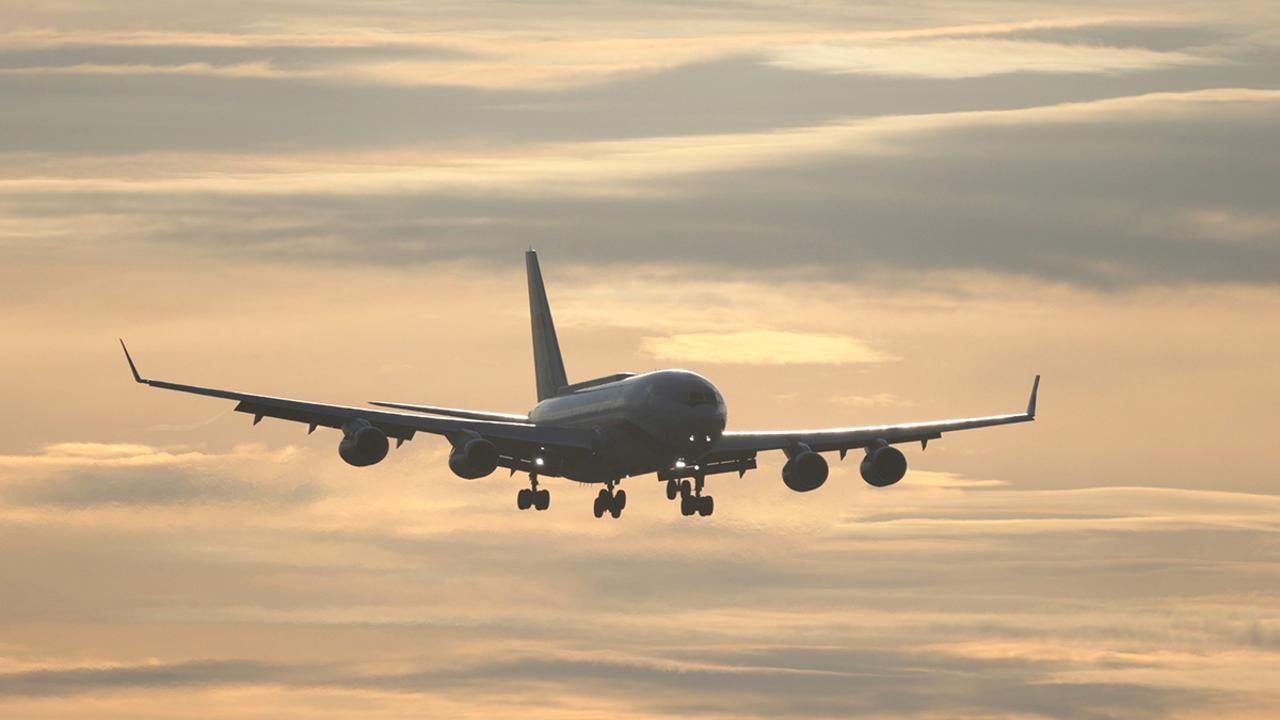 В небе над Шымкентом едва не столкнулись два самолета