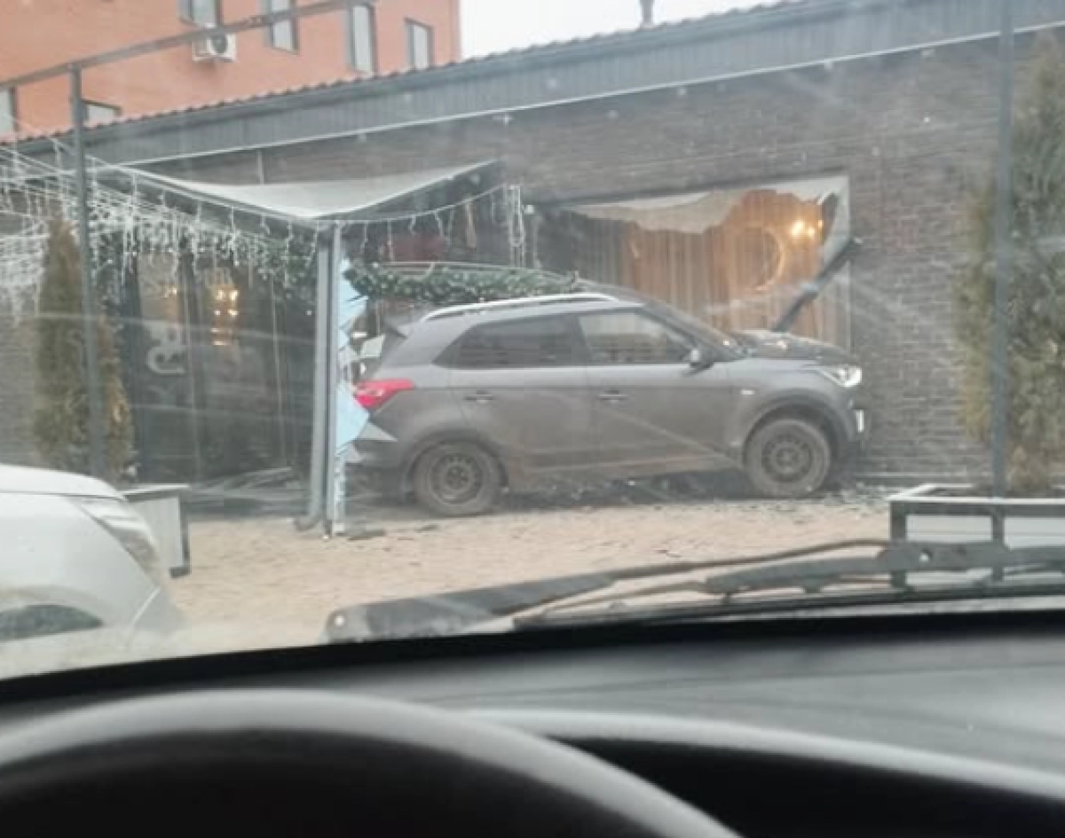 Пьяный водитель въехал в здание ресторана в Атырау