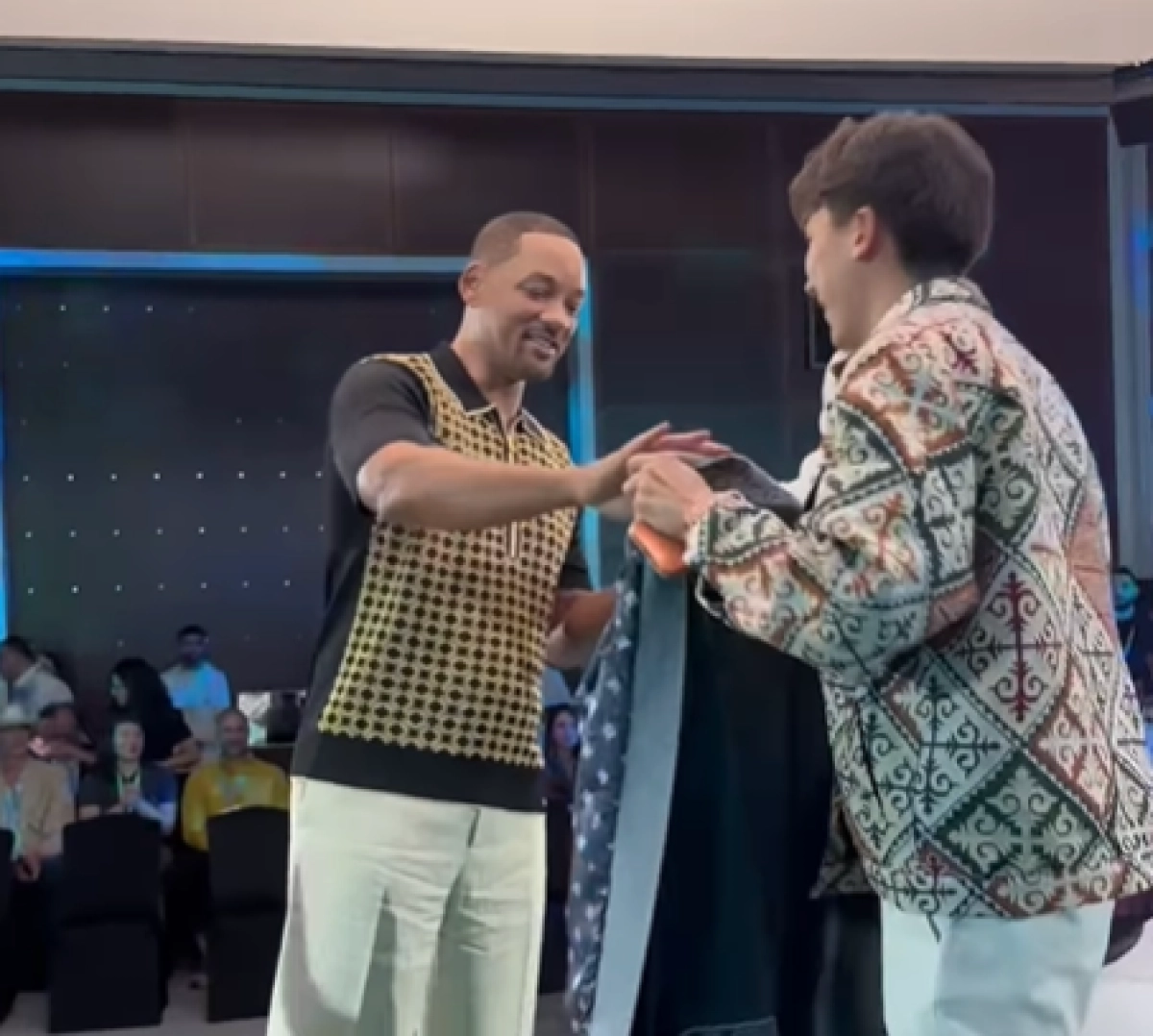 Уилла Смита одели в казахский чапан