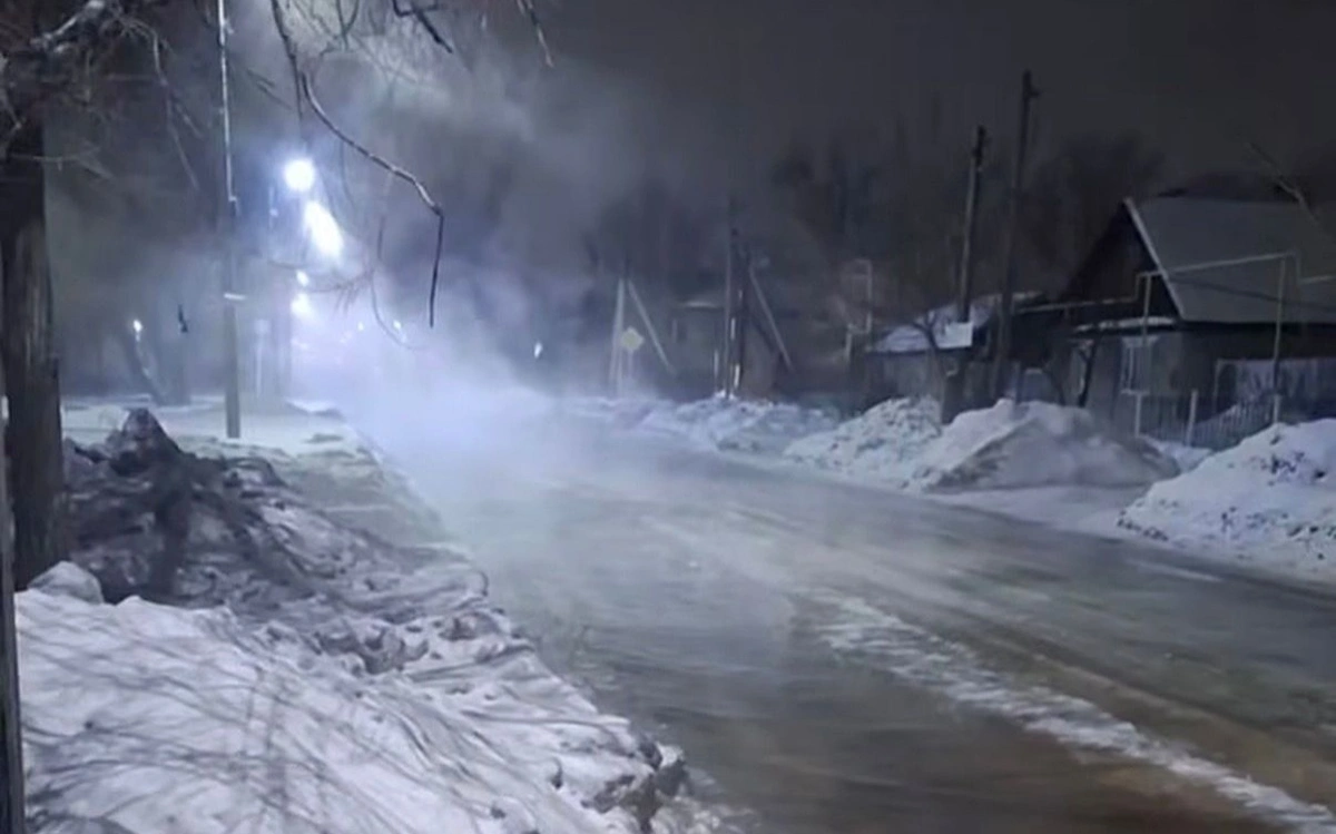 В Костанае дома остались без холодной воды из-за прорыва трубы 