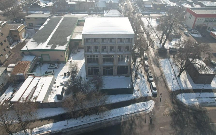 В Алматы сносят четырехэтажное здание