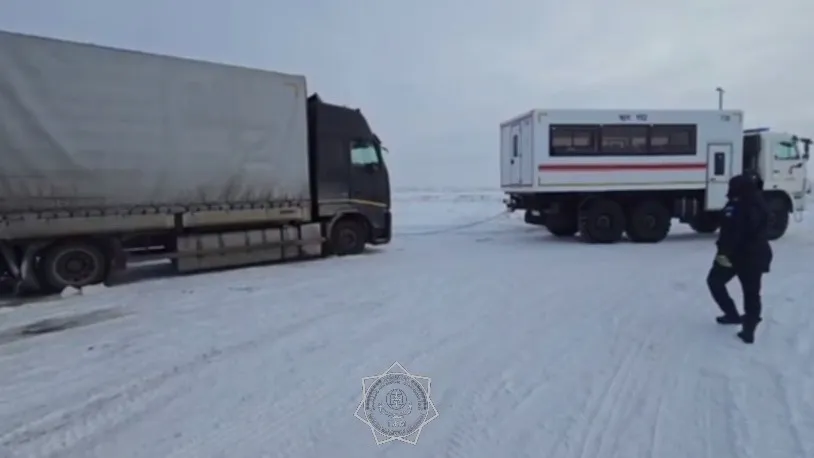 В Актюбинской области большегруз попал в снежный занос