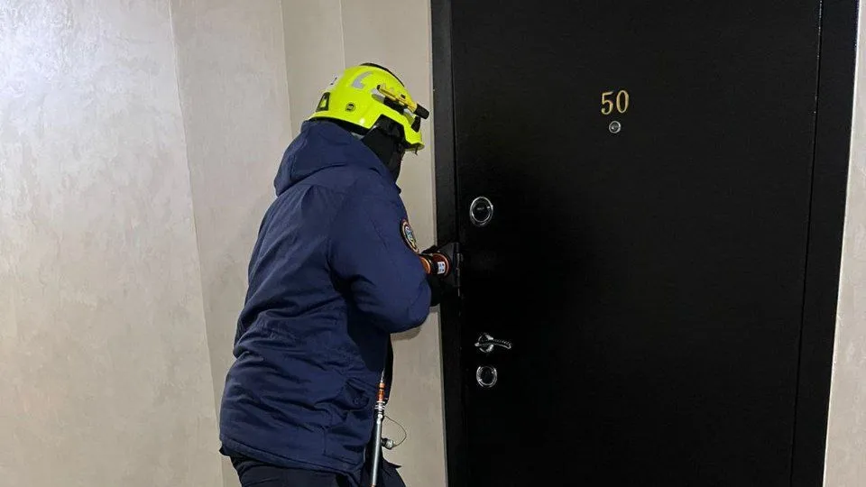 В Кокшетау сотрудники МЧС спасли ребенка, оказавшегося в ловушке