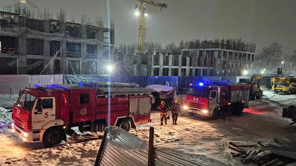 Рабочие успели покинуть горящий контейнер в Алматы