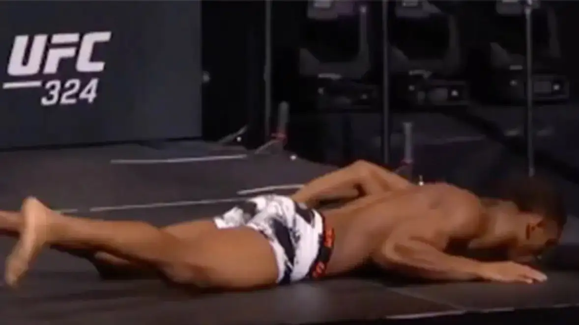 Боец UFC потерял сознание на взвешивании