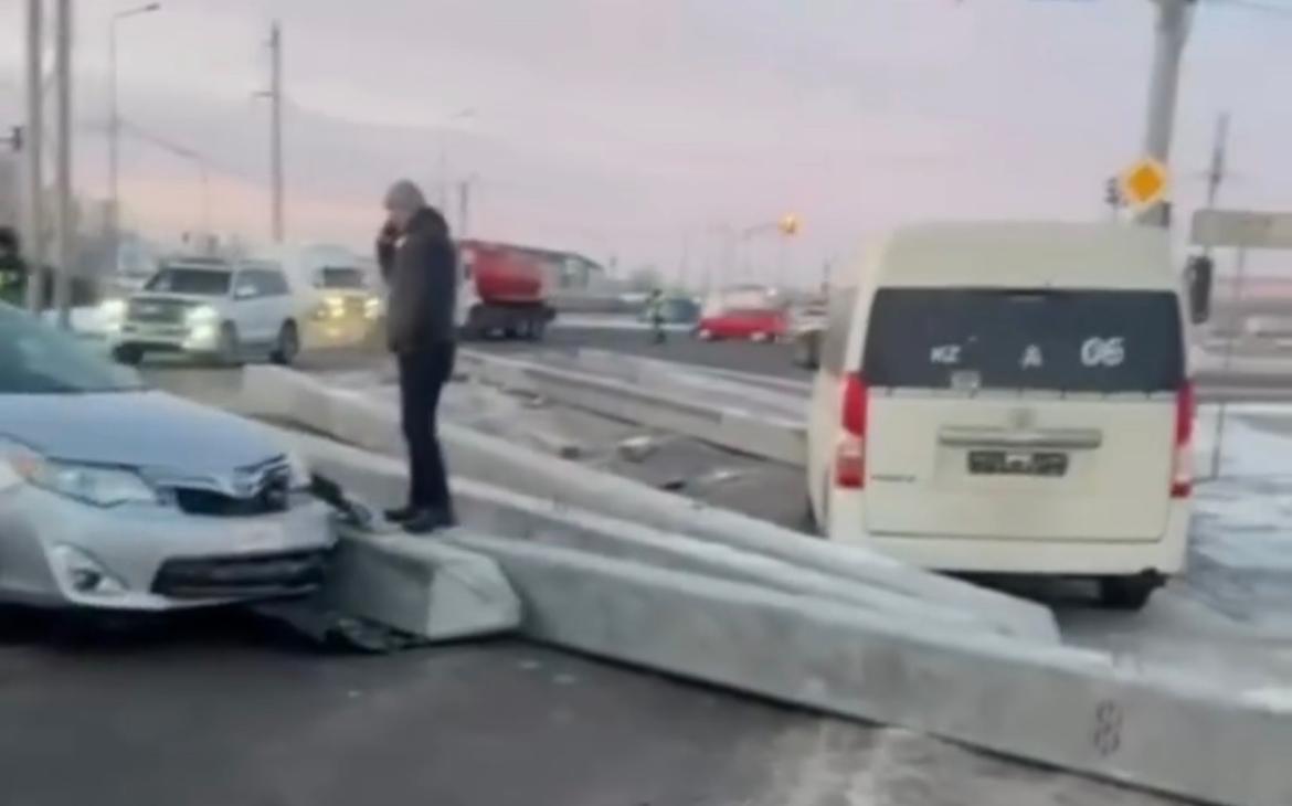 В Атырауской области бетонные опоры упали с грузовика и повредили три автомобиля