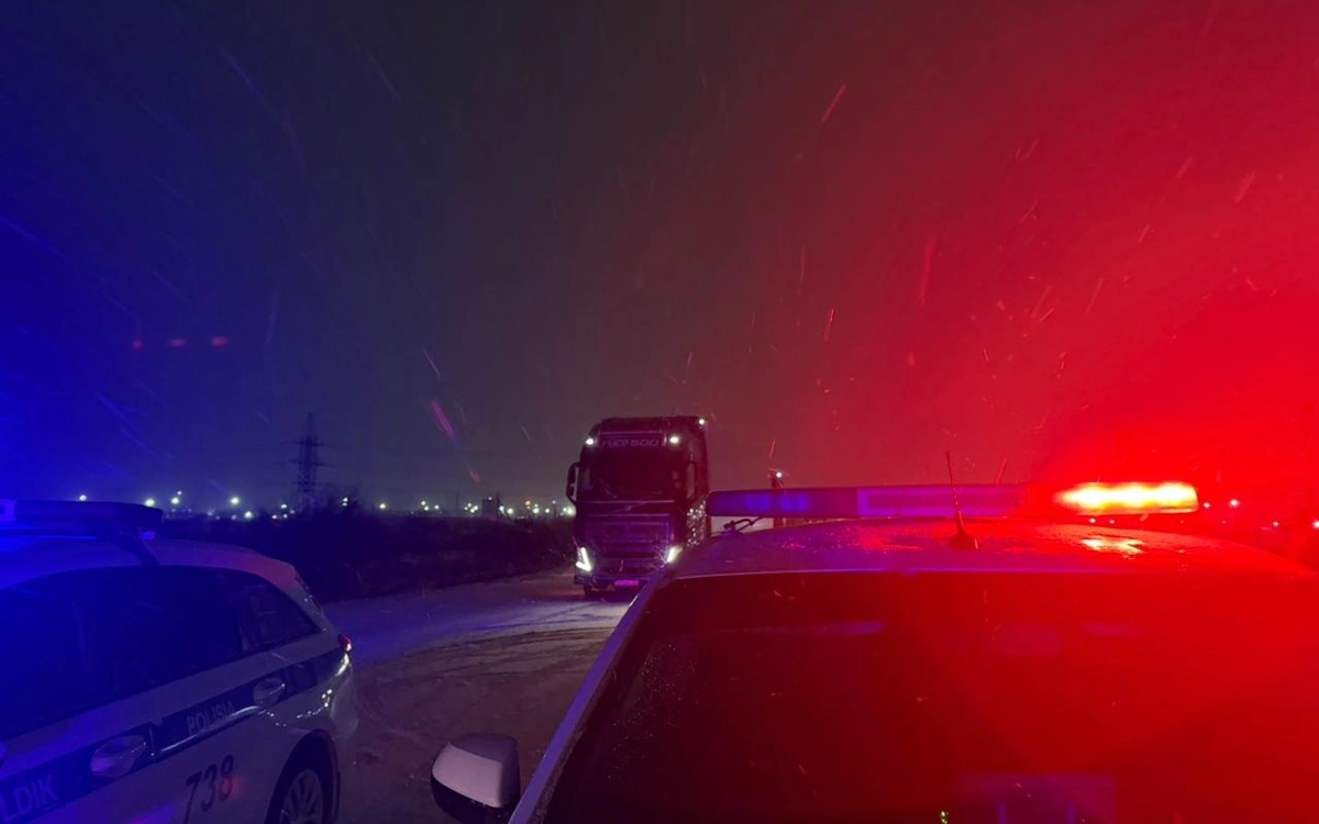 В Актюбинской области спасли автобус с 11 иностранцами