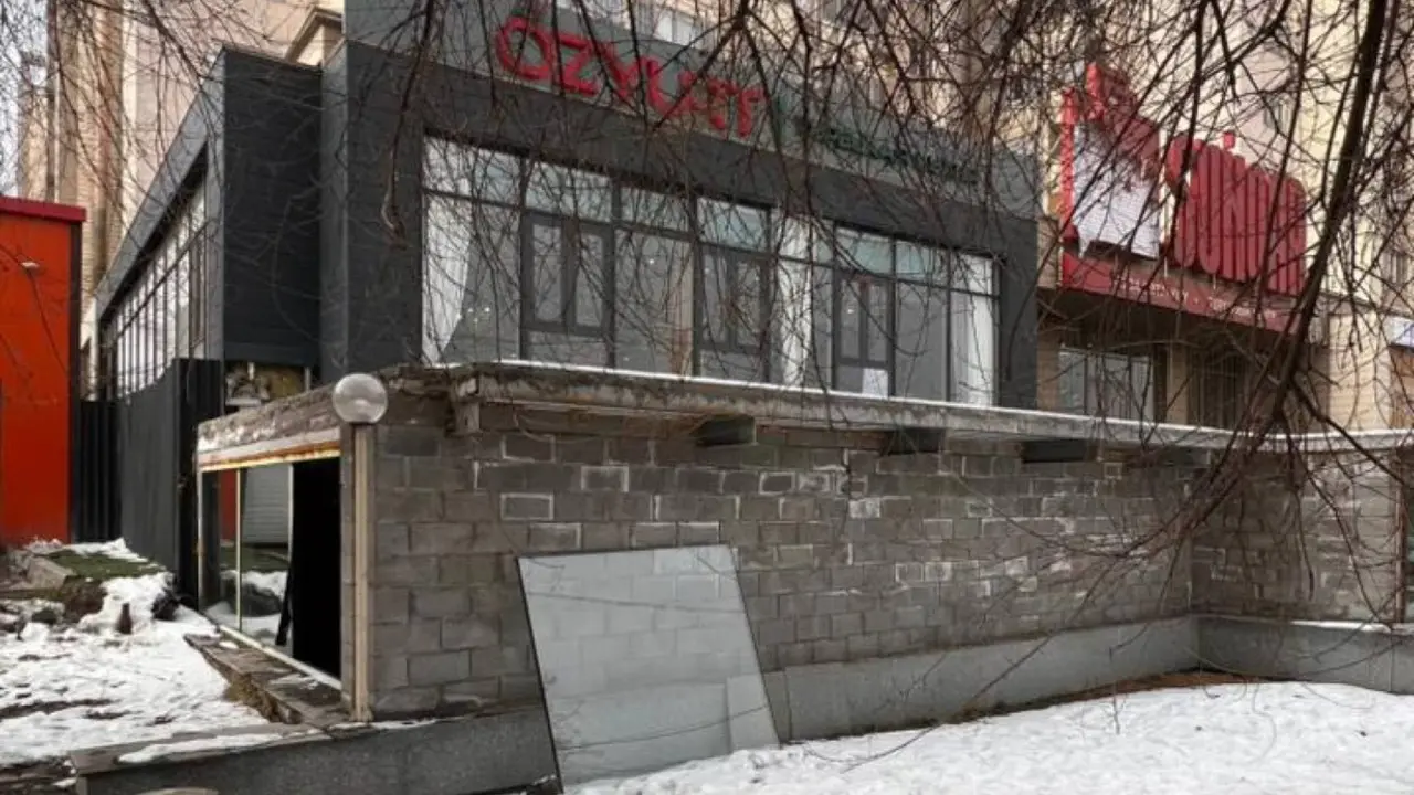 В Алматы снесли незаконную пристройку к нежилому помещению