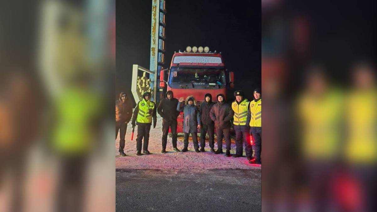 В Акмолинской области полицейские помогли водителям из Азербайджана