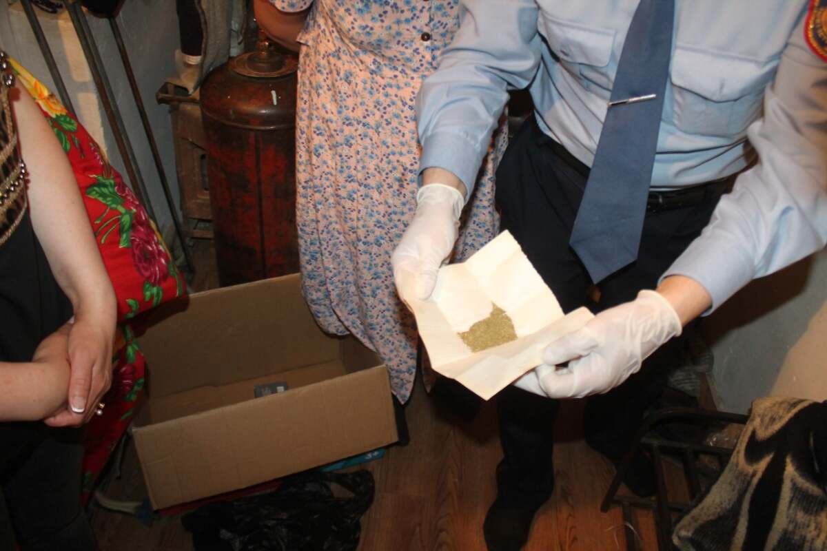 280 свертков с мефедроном изъяли у наркозакладчицы в Щучинске