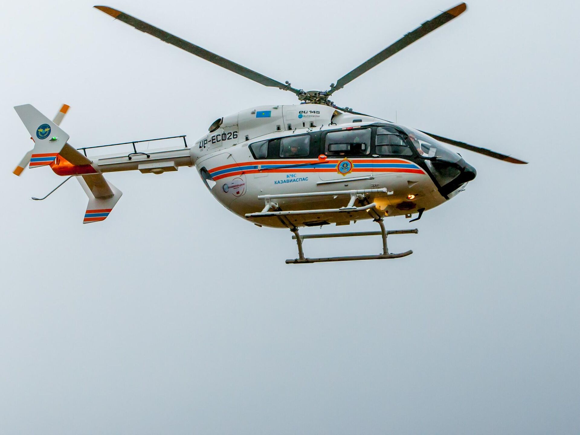 Новорождённого доставили вертолётом МЧС в Атырау из Курмангазы