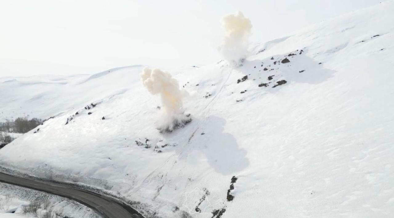 Сотрудники МЧС спускают лавины