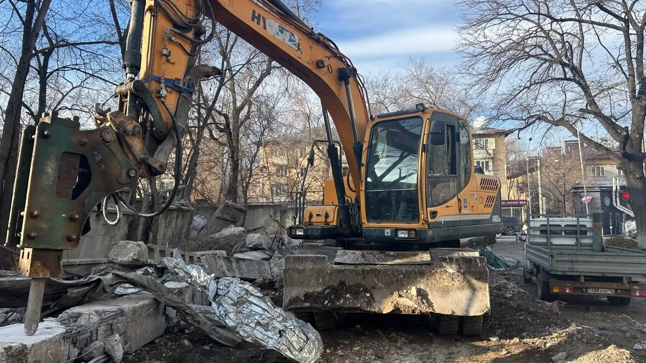 В центре Алматы снесли недостроенное здание