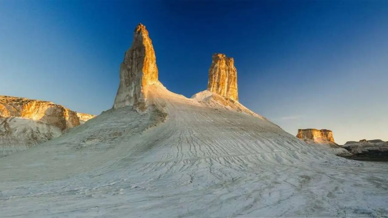 В Мангистауской области начали строить дорогу к Бозжыре