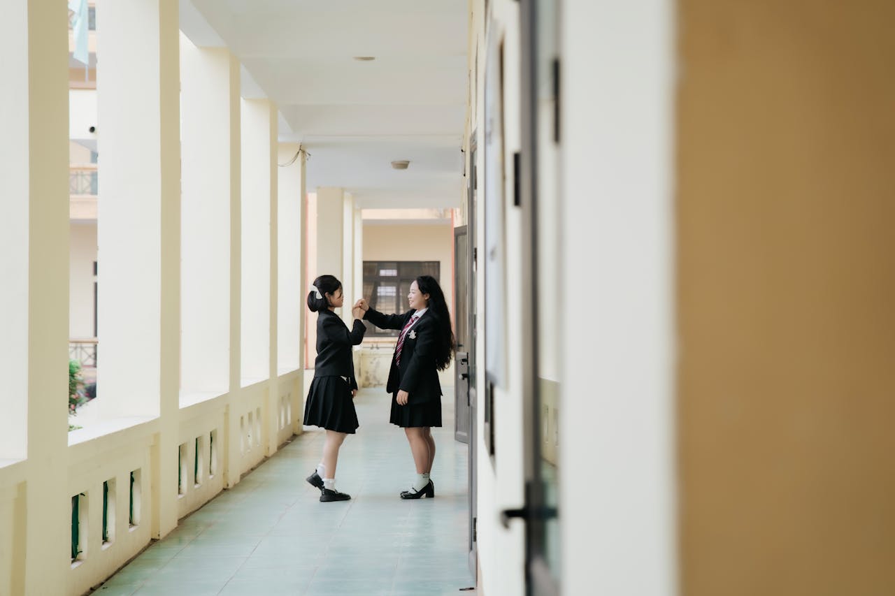 Родителей школьников оштрафовали в Астане из-за буллинга в чате WhatsApp