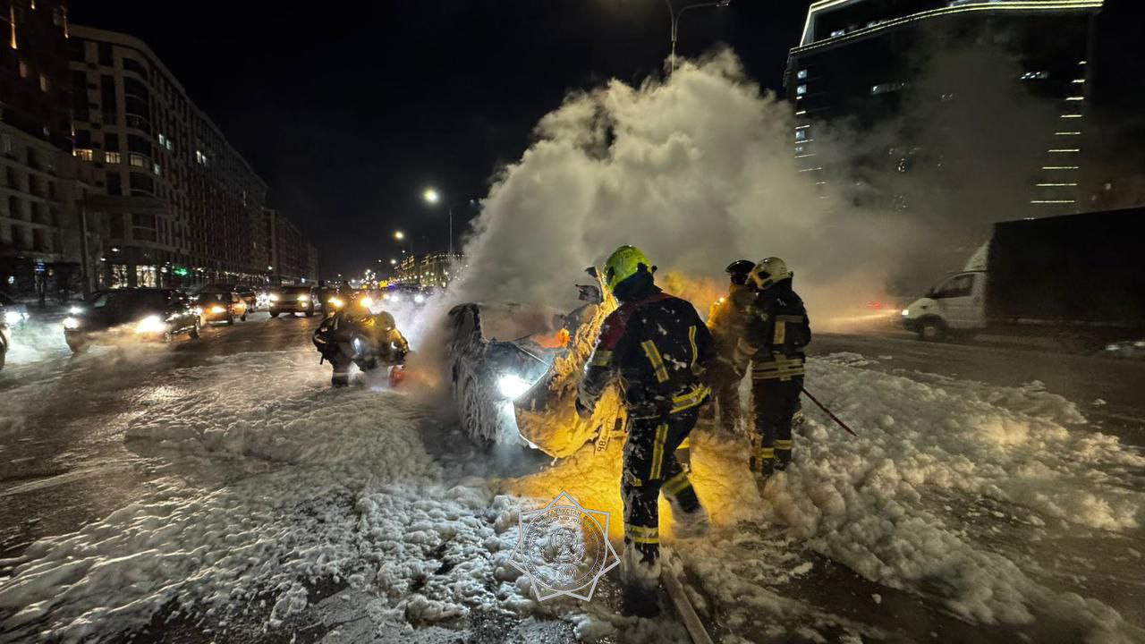 В Астане автомобиль загорелся на дороге