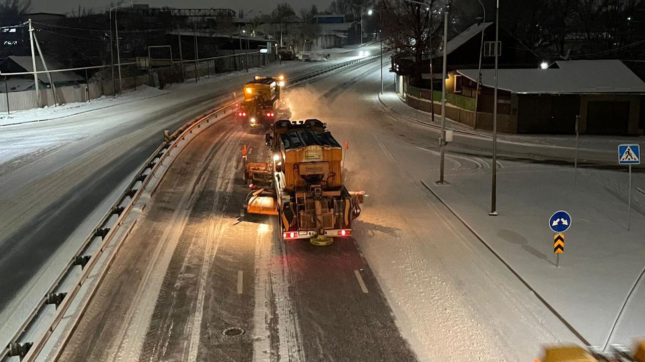 Ночная битва со снегом: водителей Алматы просят убрать авто