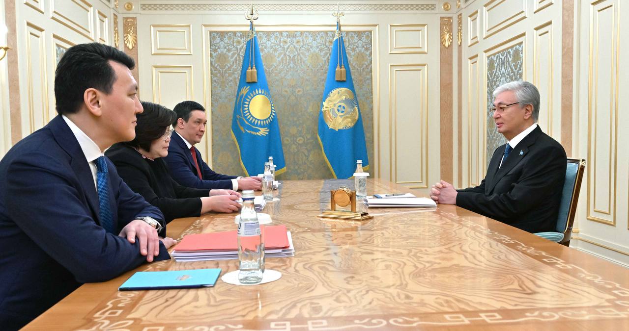 Токаева проинформировали о результатах работы Конституционной комиссии