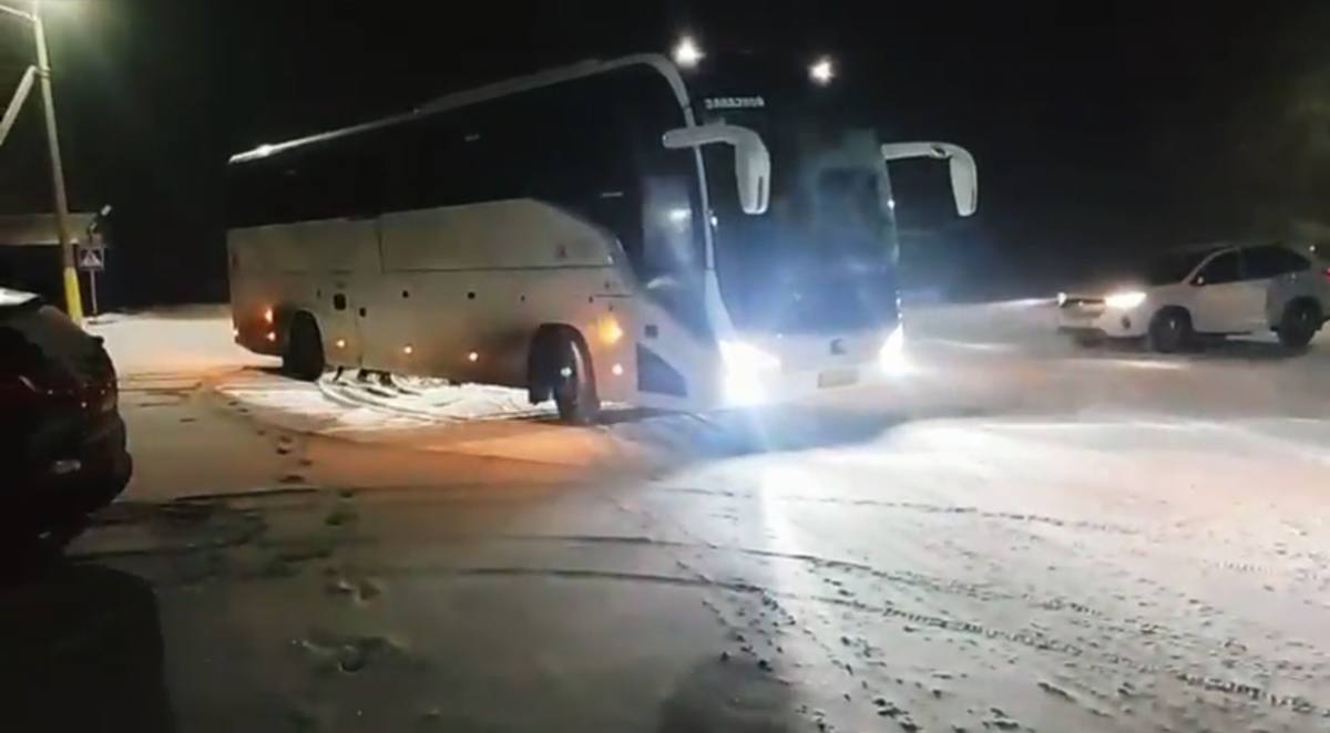 Полиция оказала помощь пассажирам автобуса, заблокированного из-за бурана, в Костанайской области