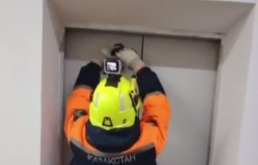 Пять человек застряли в лифте в Астане