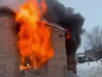 Спасатели МЧС вынесли газовый баллон из горящего частного дома