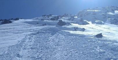 Спасатели МЧС эвакуировали альпиниста в горах Алматы