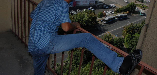 В Костанае мужчину осудили на 11 лет за то, что его приятель "вышел через балкон"