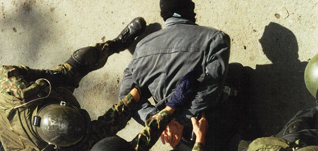 Как в 90-х: мужчина отвёз партнёра по бизнесу в лес в багажнике