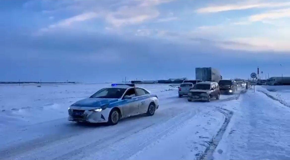 Полицейские обеспечивают сопровождение транспорта на трассах