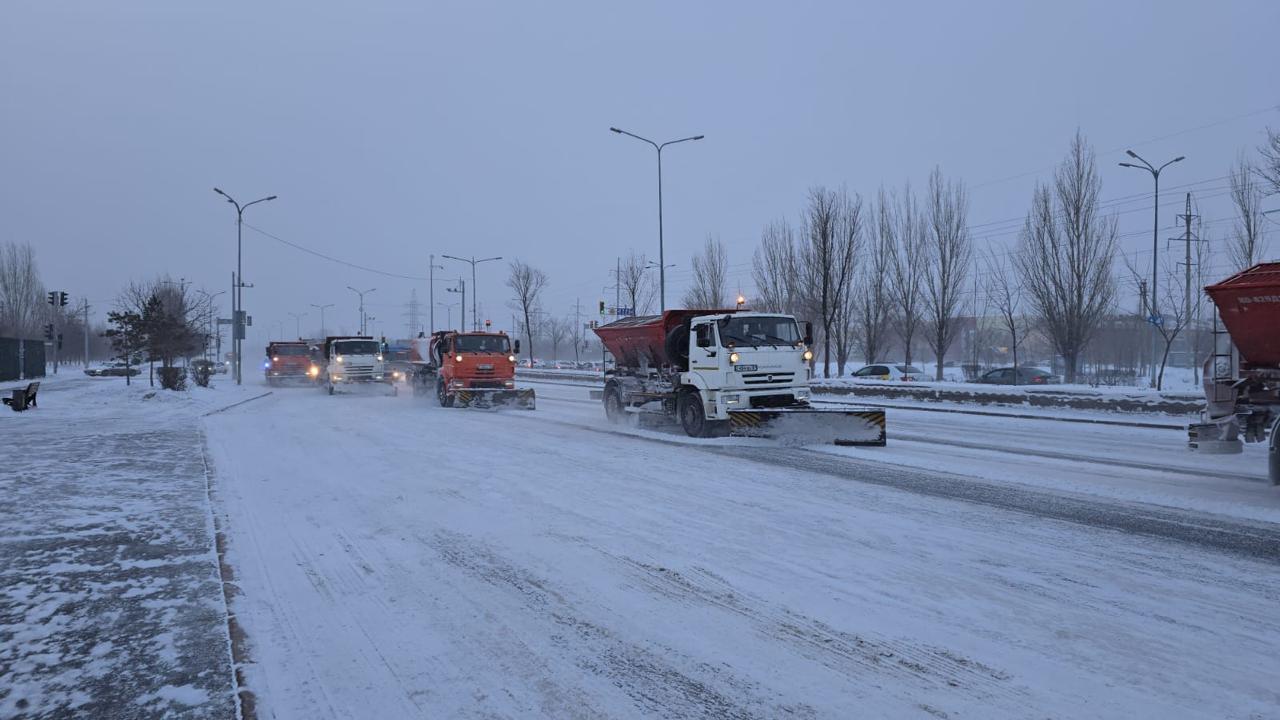 В столице на уборку снега вывели около двух тысяч единиц спецтехники