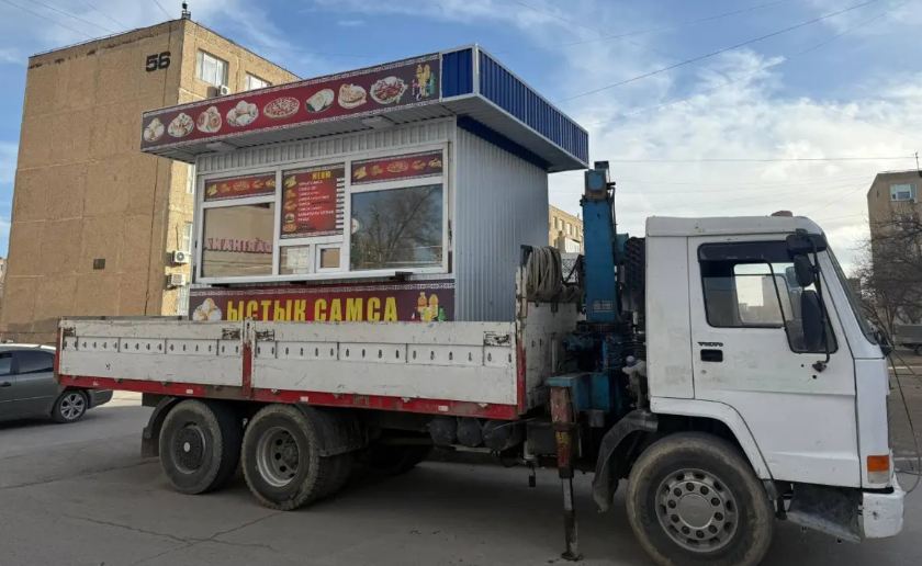 В Актау снесли незаконно установленные торговые павильоны